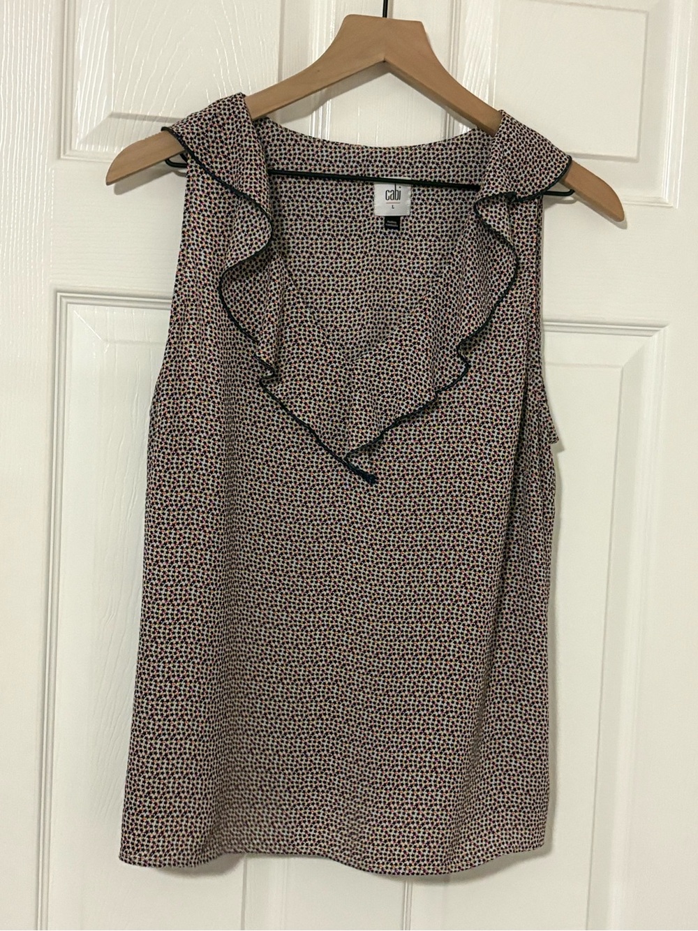 Cabi Stellar Sleeveless Ruffle V-Neck Blouse in Pink/Black Microprint